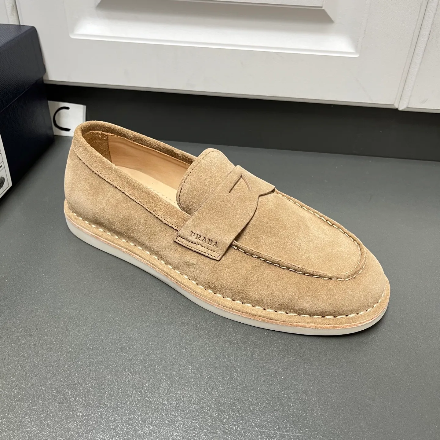 💰840 Prada men’s new suede leather loafers. Made of flocked cow second-layer leather, they combine classic design with handmade details, blending sophistication with casual comfort. Hot-stamped logo on the outside, topstitched seams on the skirt, 1.5cm white rubber sole with leather welt, dyed calfskin lining, silver-labeled cowhide feet, simple and elegant style, comes with a full set of original packaging dust bag! C leather shoe size: 39/40/41/42/43/44 Brown Welcome to order